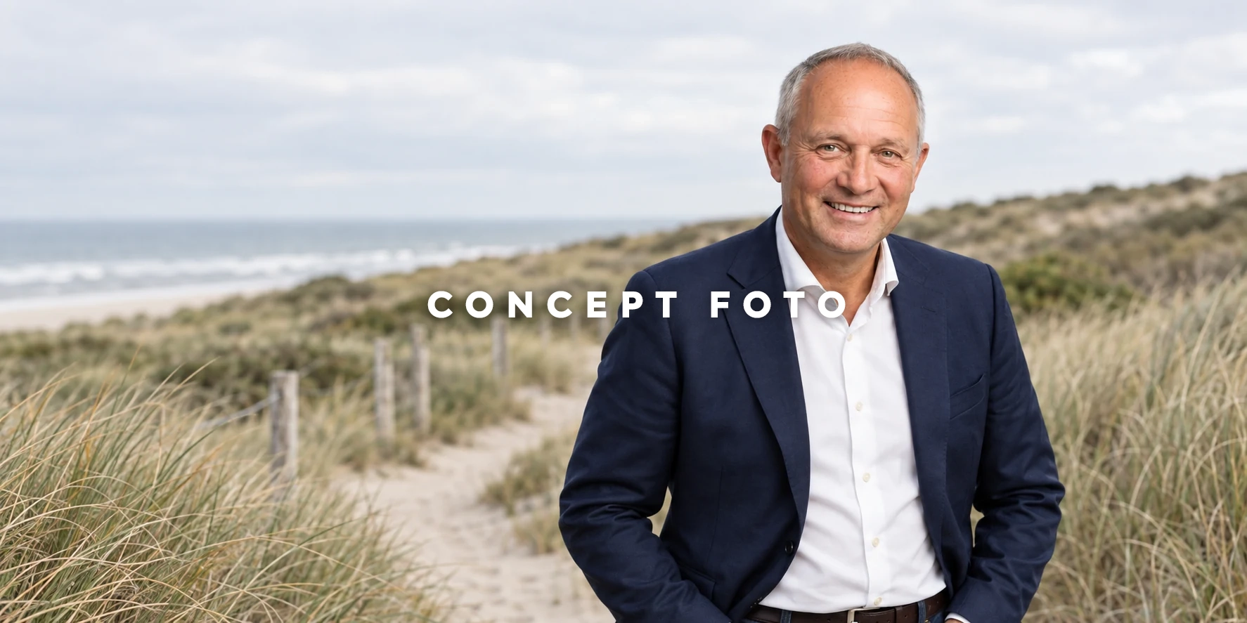 Hans Luijendijk bij een duinpad aan zee
