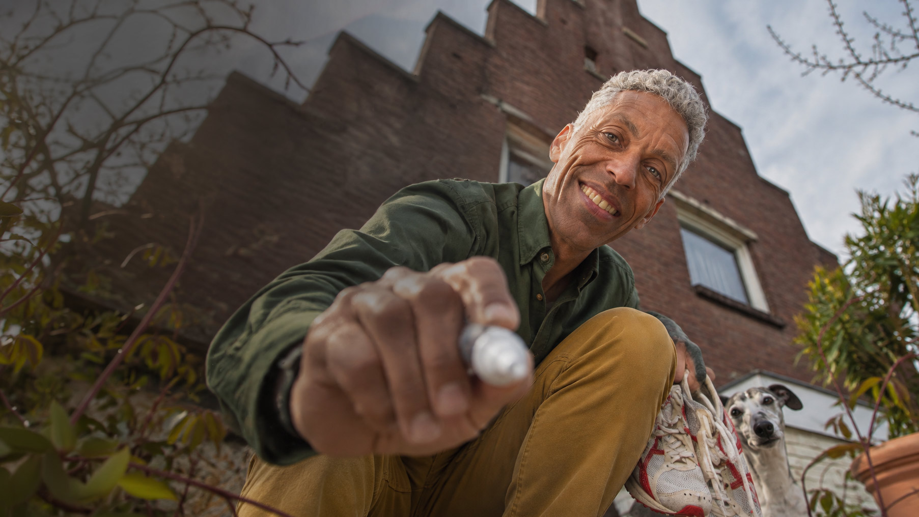 Benjamin schrijft met een witte marker naar de camera
